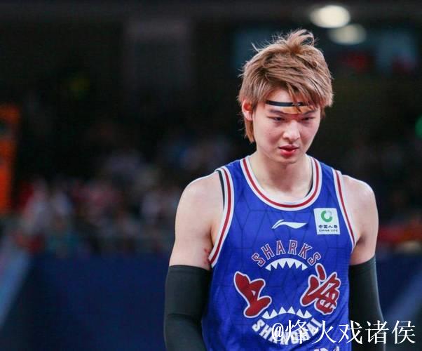 CBA俱乐部杯：王哲林砍下17分7板 上海狂胜四川